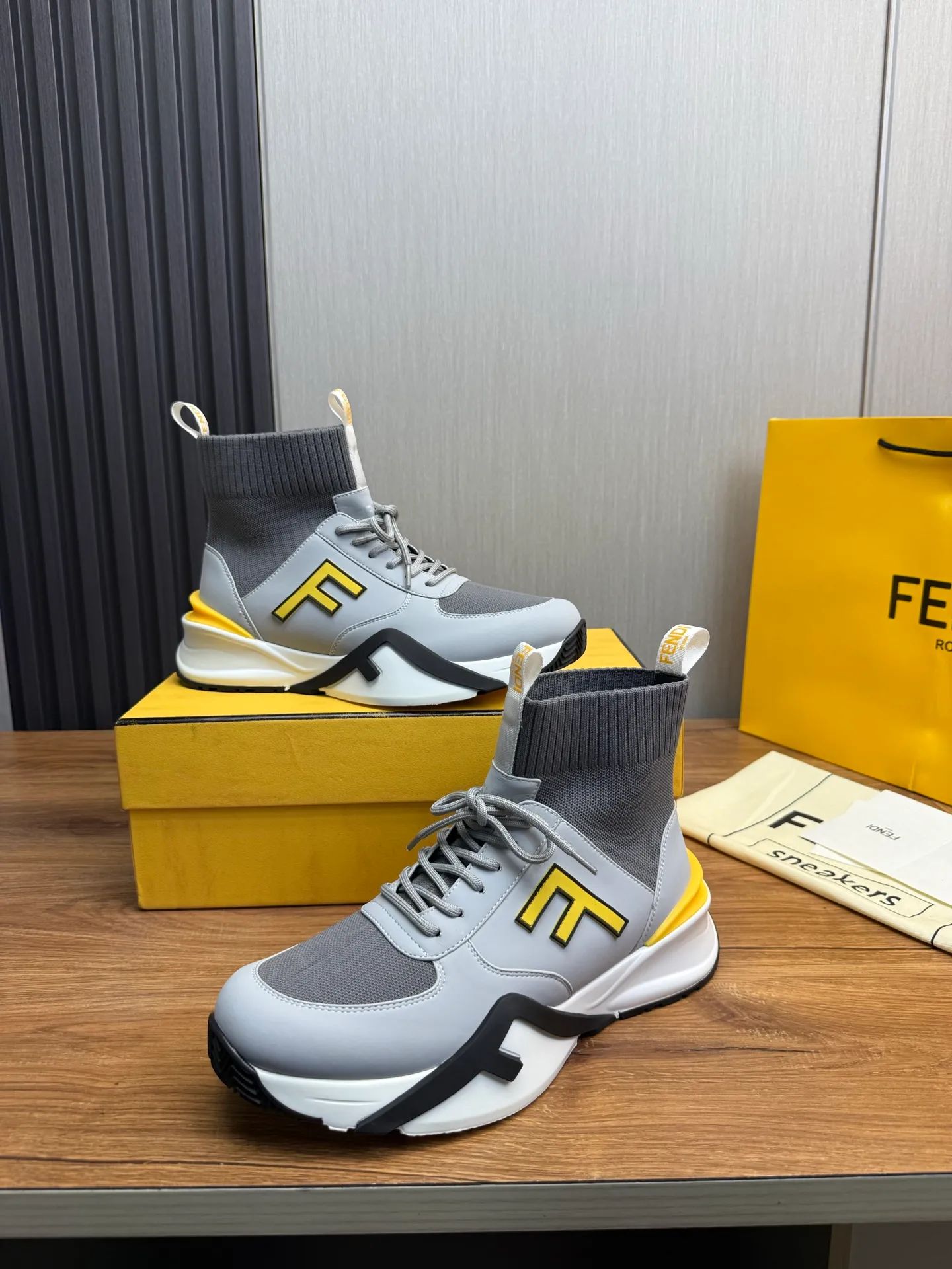 Men's men's shoes 💰560💰 Fendi [Fendi] hot style is on the market 🔥Fashionable casual men's shoes 🔱 Made of original brand fly knit fabric. Original cowhide + breathable mesh lining + sheepskin feet. Perfect shape and top quality, you deserve it 🔜Original rubber outsole, ultra-light, non-slip and wear-resistant 👣 Standard size 38-44
